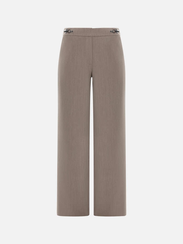Loose-fitting trousers with metal clasps