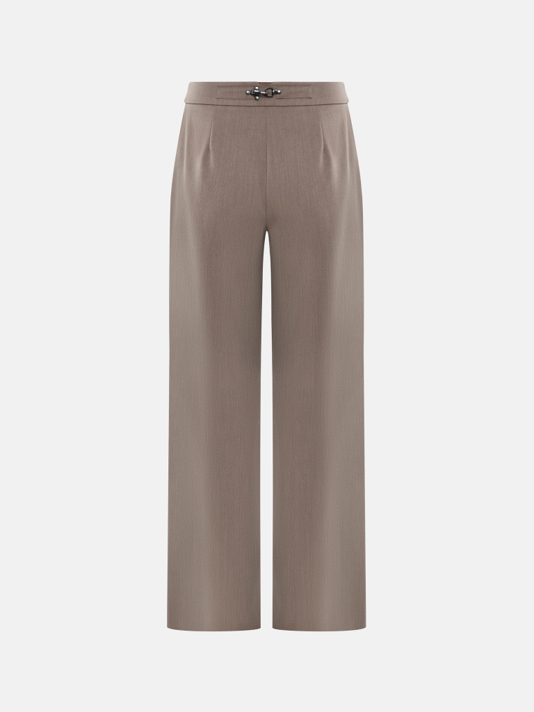 Loose-fitting trousers with metal clasps