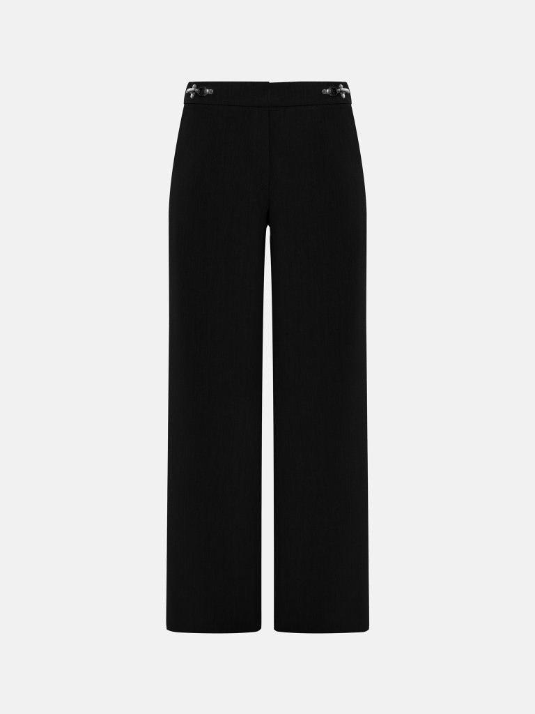 Loose-fitting trousers with metal clasps