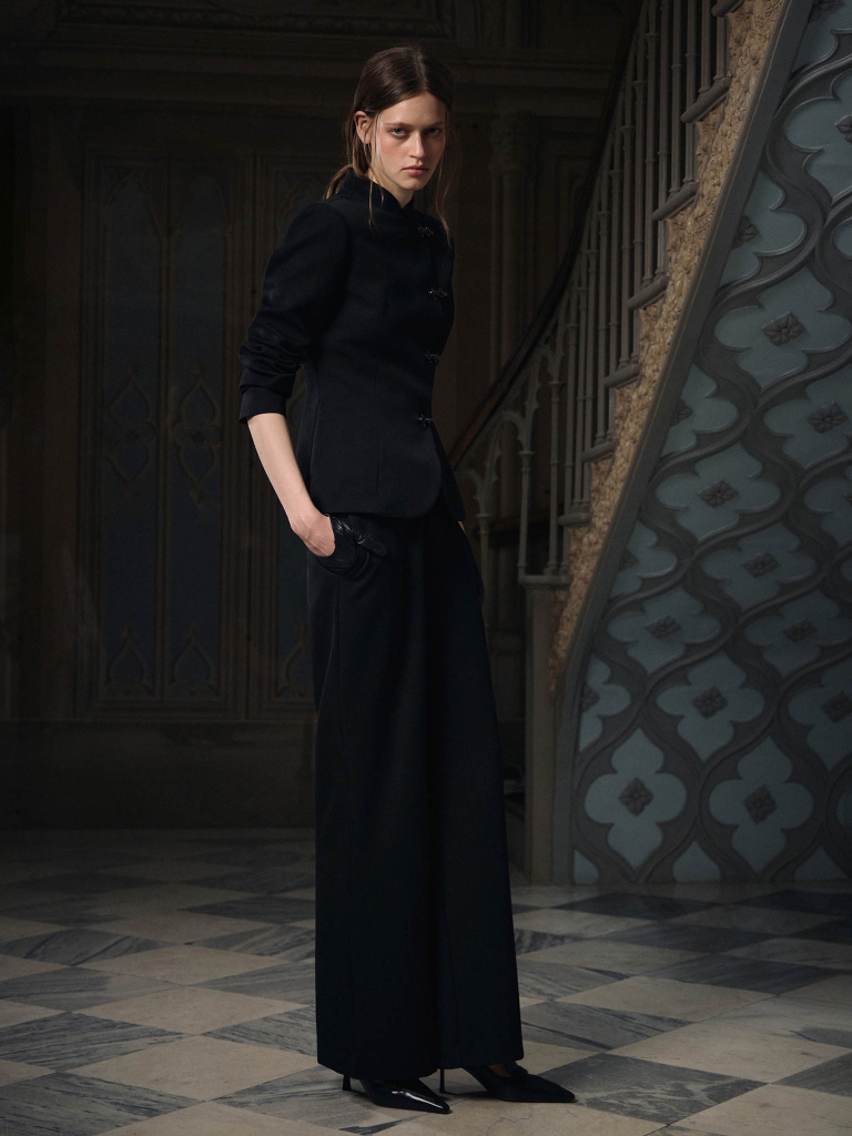 Loose-fitting trousers with metal clasps