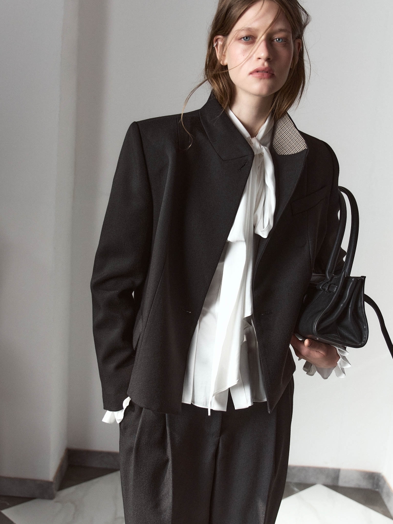 Single-breasted jacket with large buttons