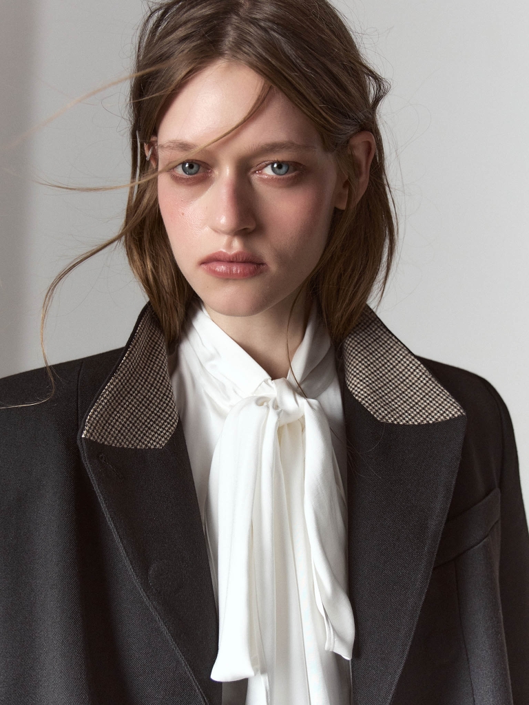 Single-breasted jacket with large buttons