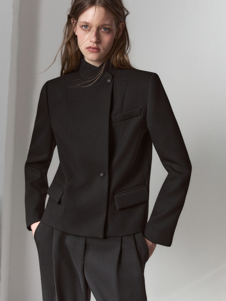 Single-breasted jacket with large buttons