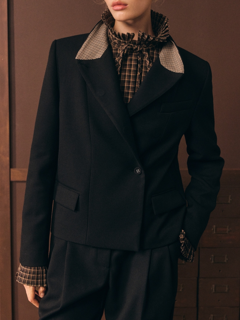 Single-breasted jacket with large buttons