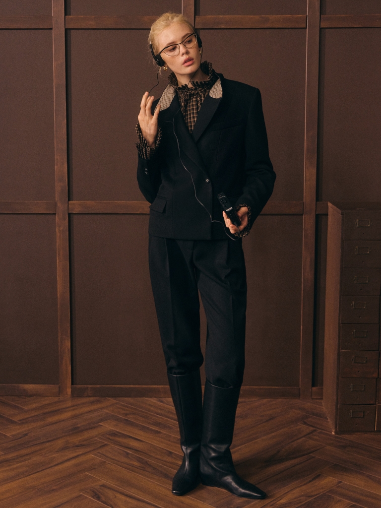 Loose-fitting suiting trousers with waist pleats