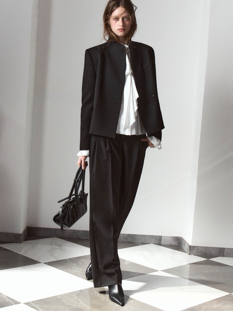 Loose-fitting suiting trousers with waist pleats