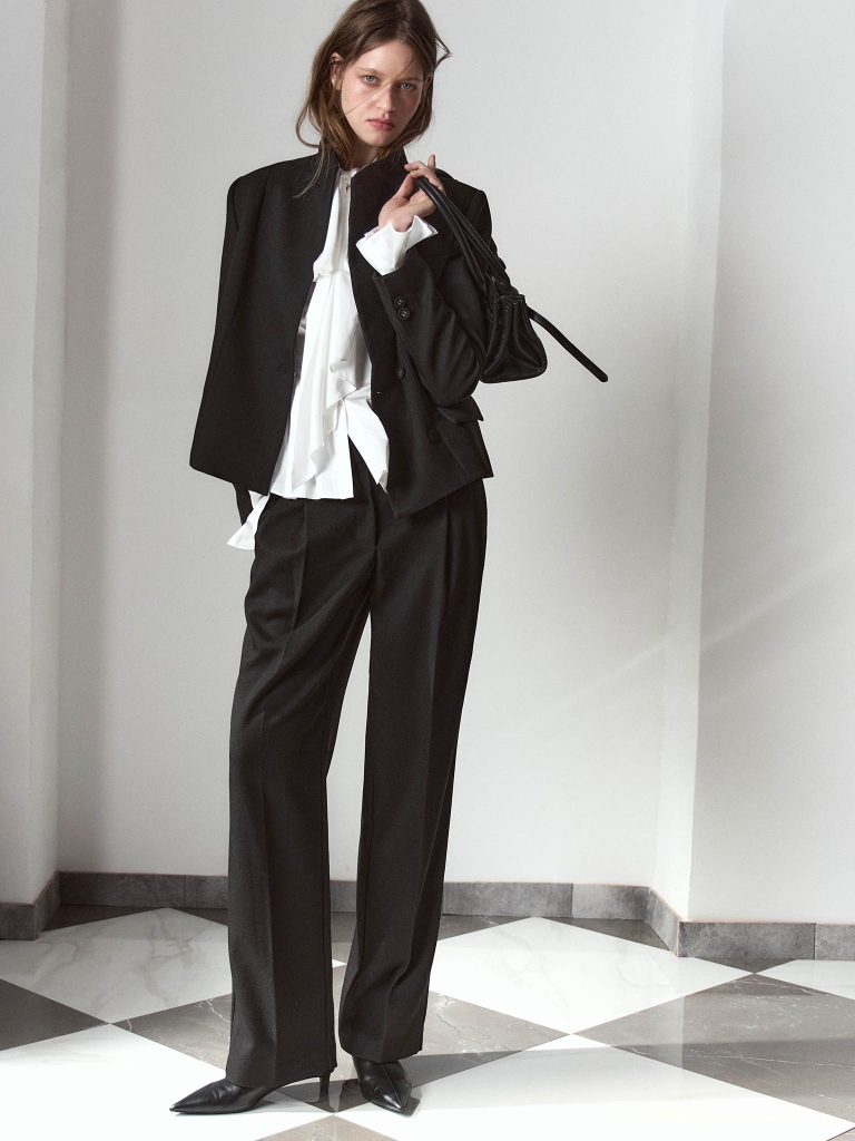 Loose-fitting suiting trousers with waist pleats