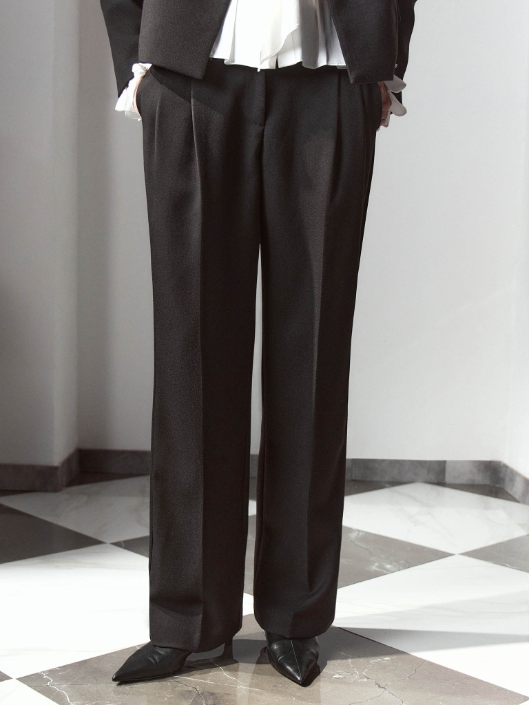 Loose-fitting suiting trousers with waist pleats