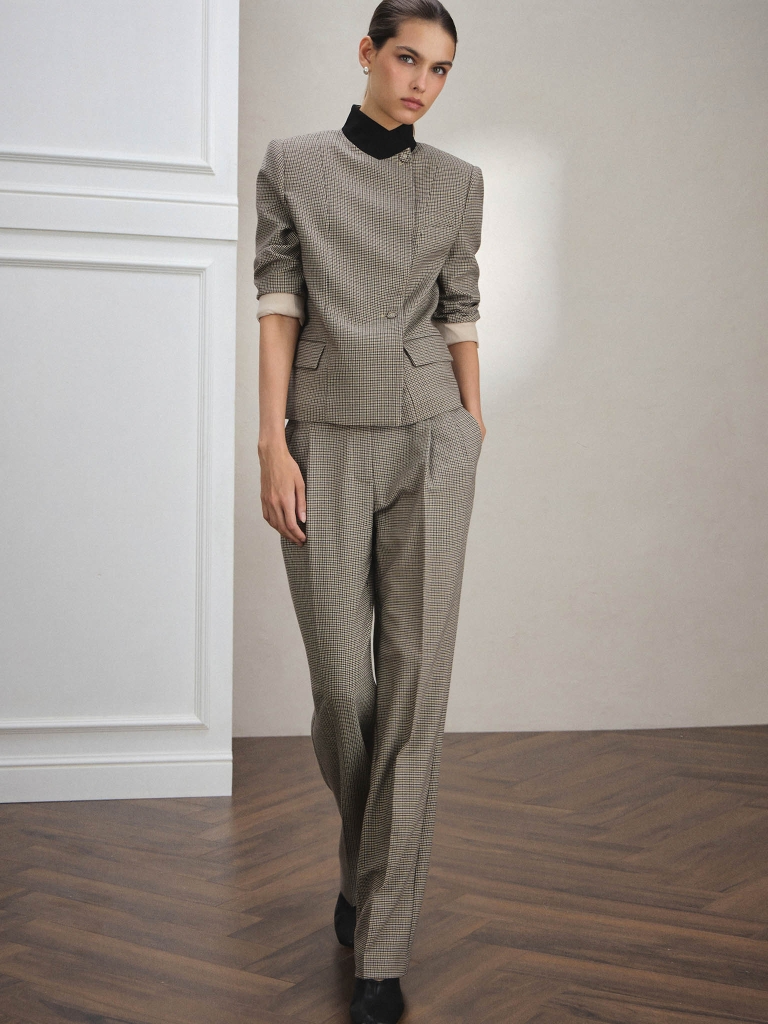Loose-fitting checked suiting trousers with pleats at the waist