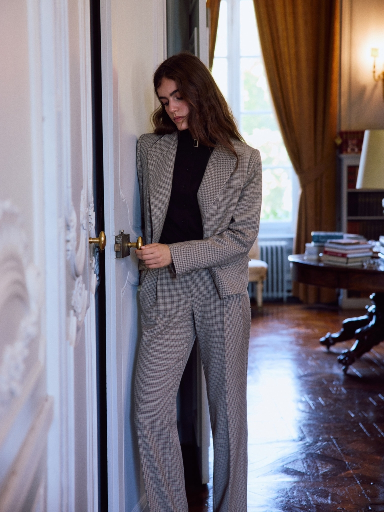 Loose-fitting checked suiting trousers with pleats at the waist