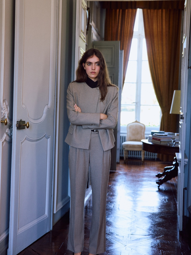 Loose-fitting checked suiting trousers with pleats at the waist