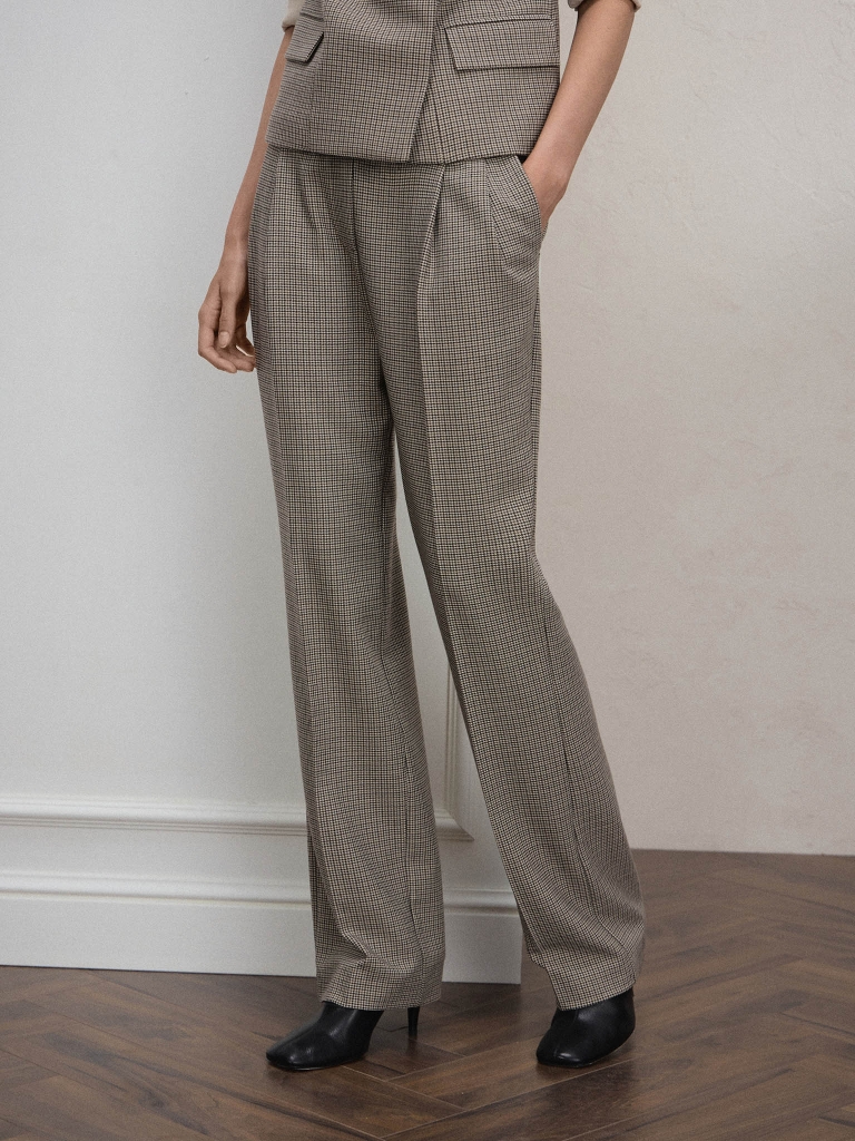 Pantalon de costume ample à carreaux, avec des plis à la taille
