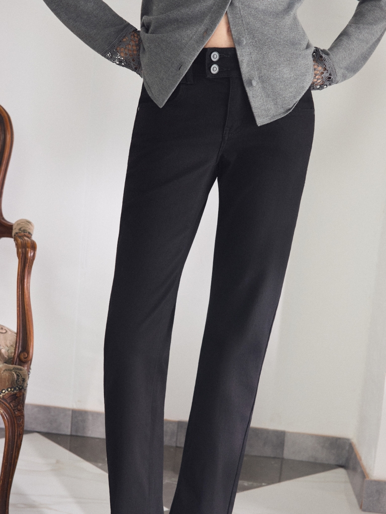 Straight-leg jeans with a wide waistband