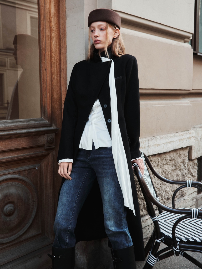 Straight-leg jeans with a wide waistband