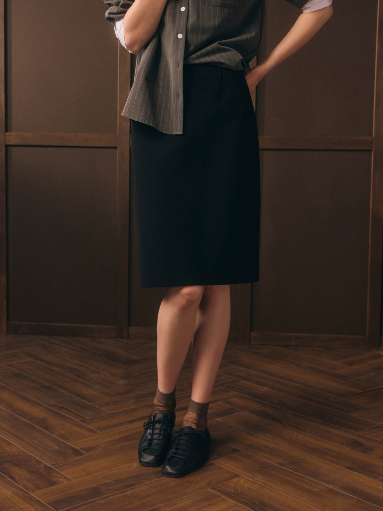 Straight-cut knee-length tailored skirt