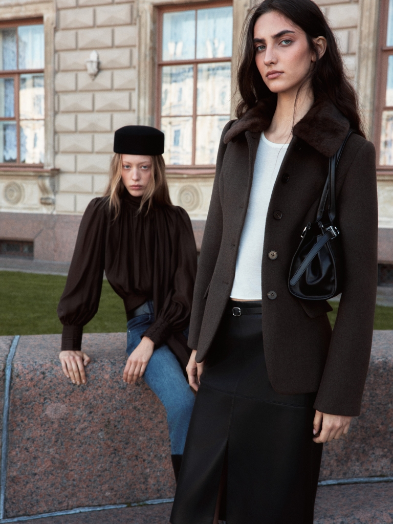 Fitted woollen coat with an eco-fur collar
