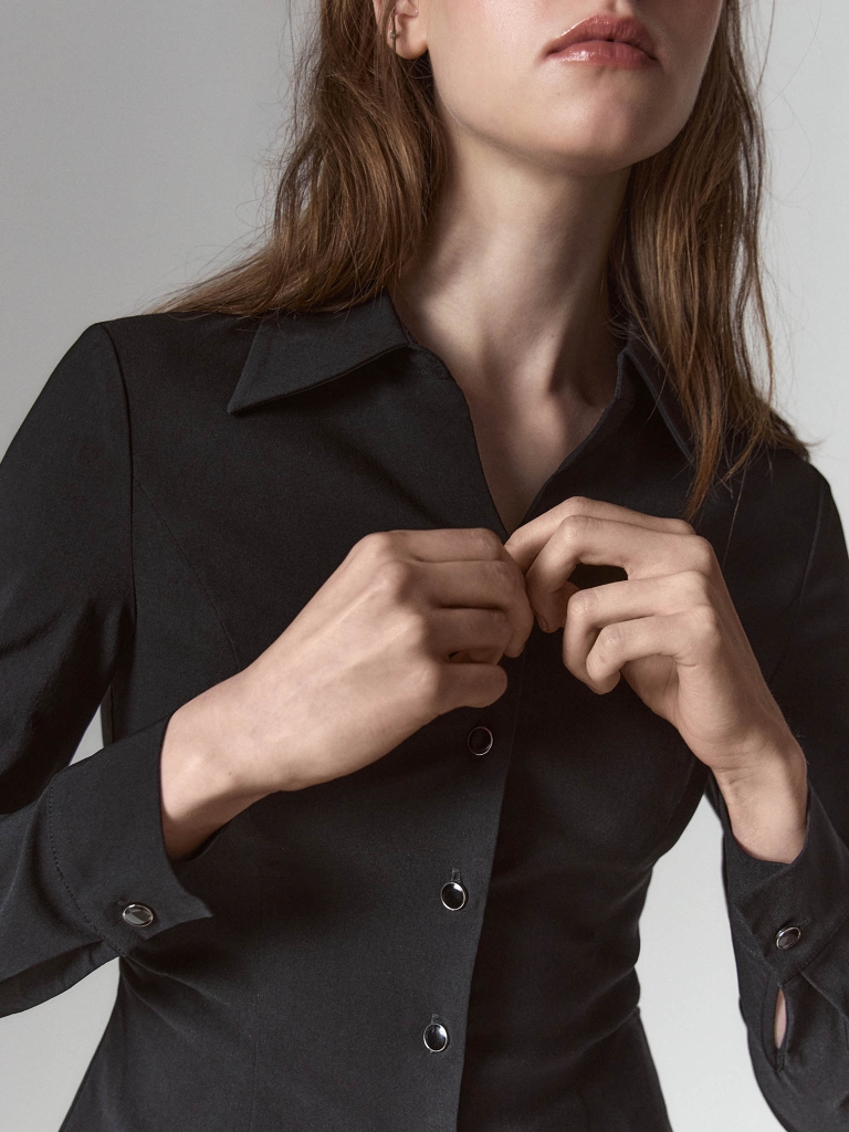 Fitted viscose shirt with glossy buttons