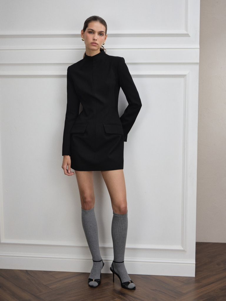 Robe mini aux épaules marquées, avec une fermeture éclair au niveau du col