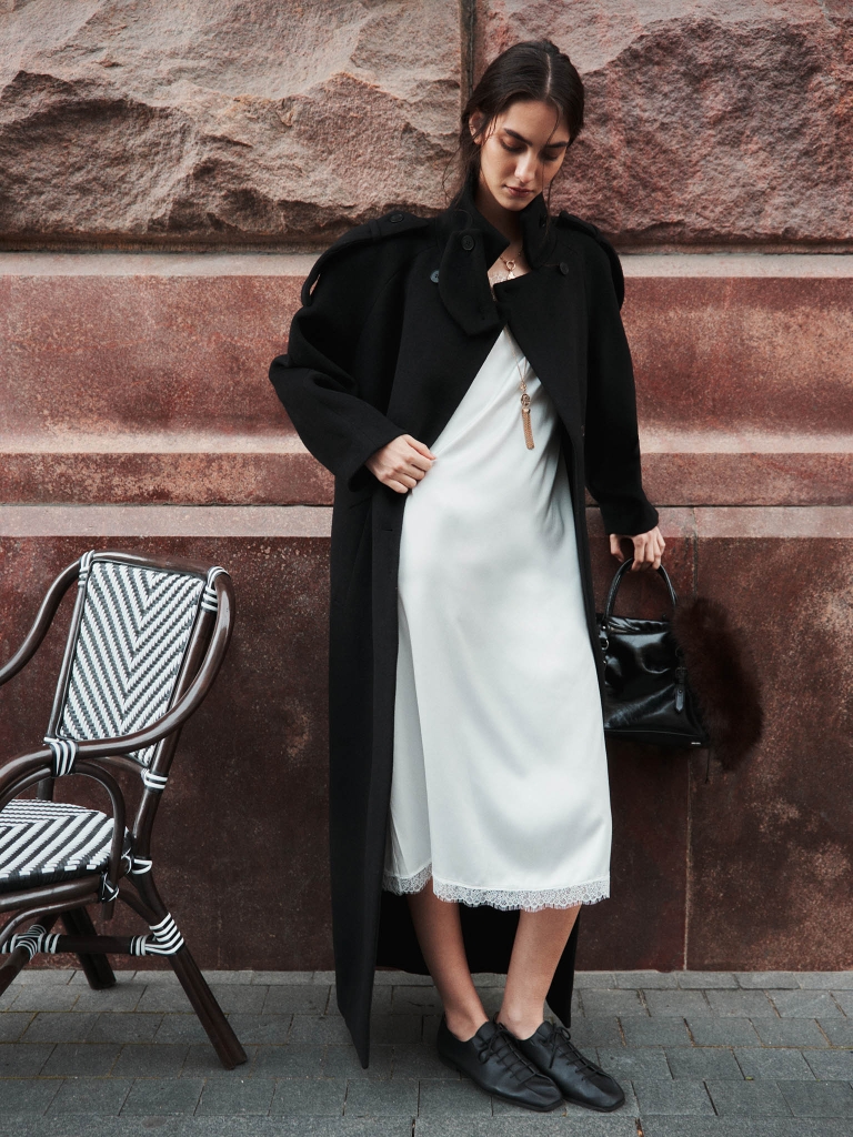Oversized maxi coat with a collar fastening