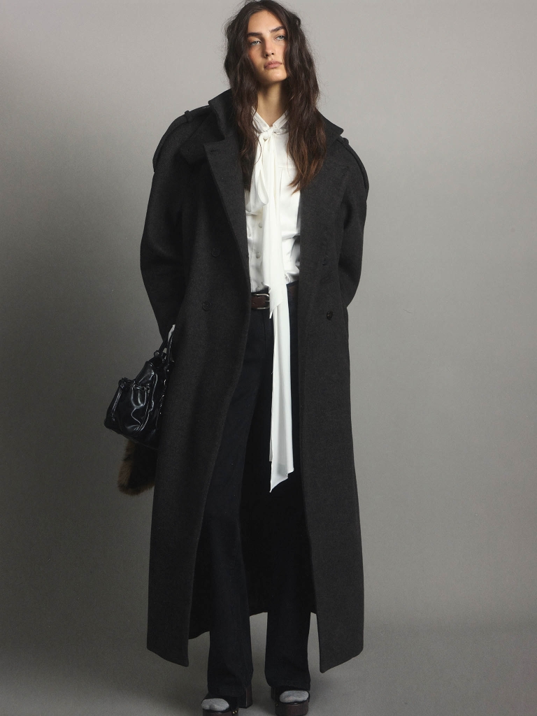 Oversized maxi coat with a collar fastening