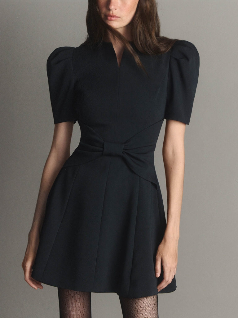 Mini dress with a bow at the waist and a voluminous skirt