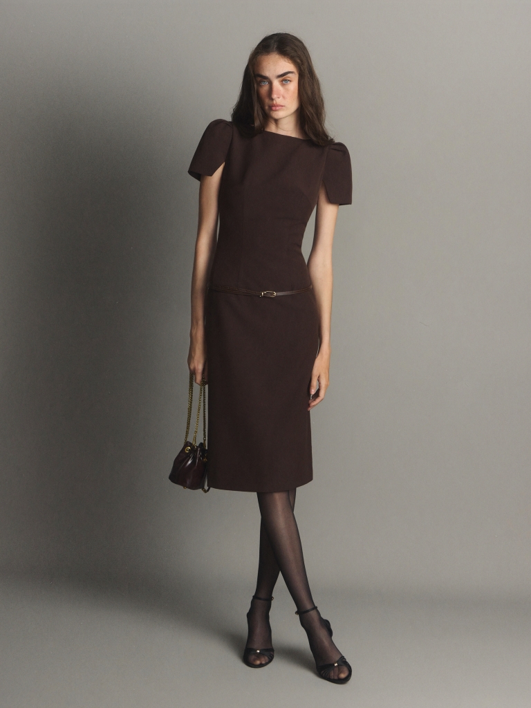 Midi dress with an oval neckline and short sleeves