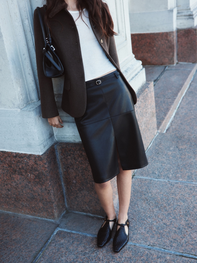 Knee-length eco-leather skirt with a front slit and a belt