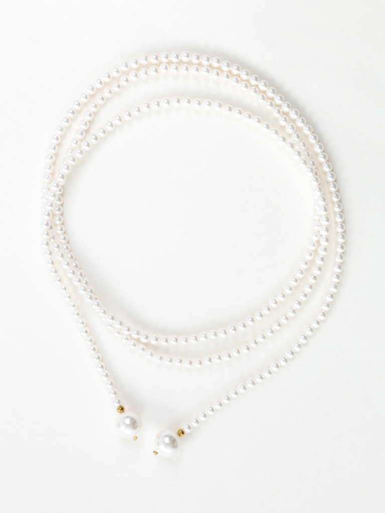 Long necklace made of small pearls
