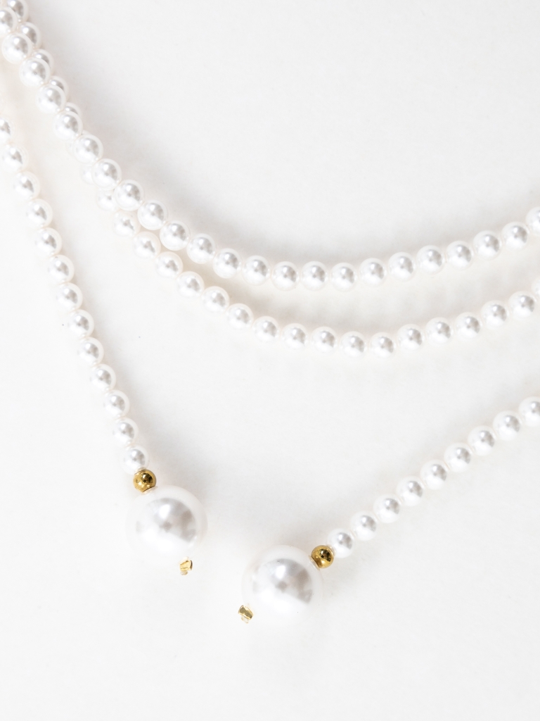 Long necklace made of small pearls