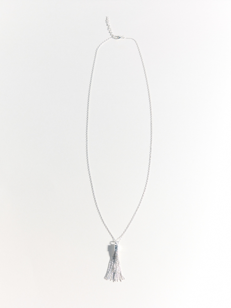 Lange Kette mit einem Anhänger in Form eines Pinsels