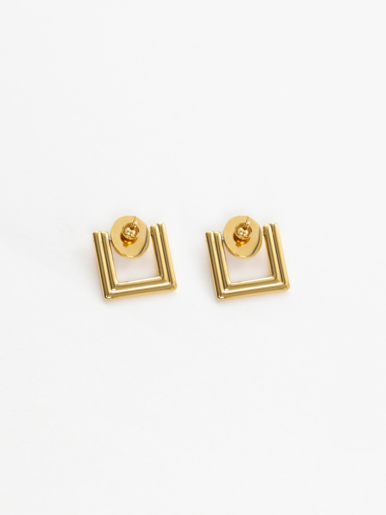 Square-shaped stud earrings with pearl inserts
