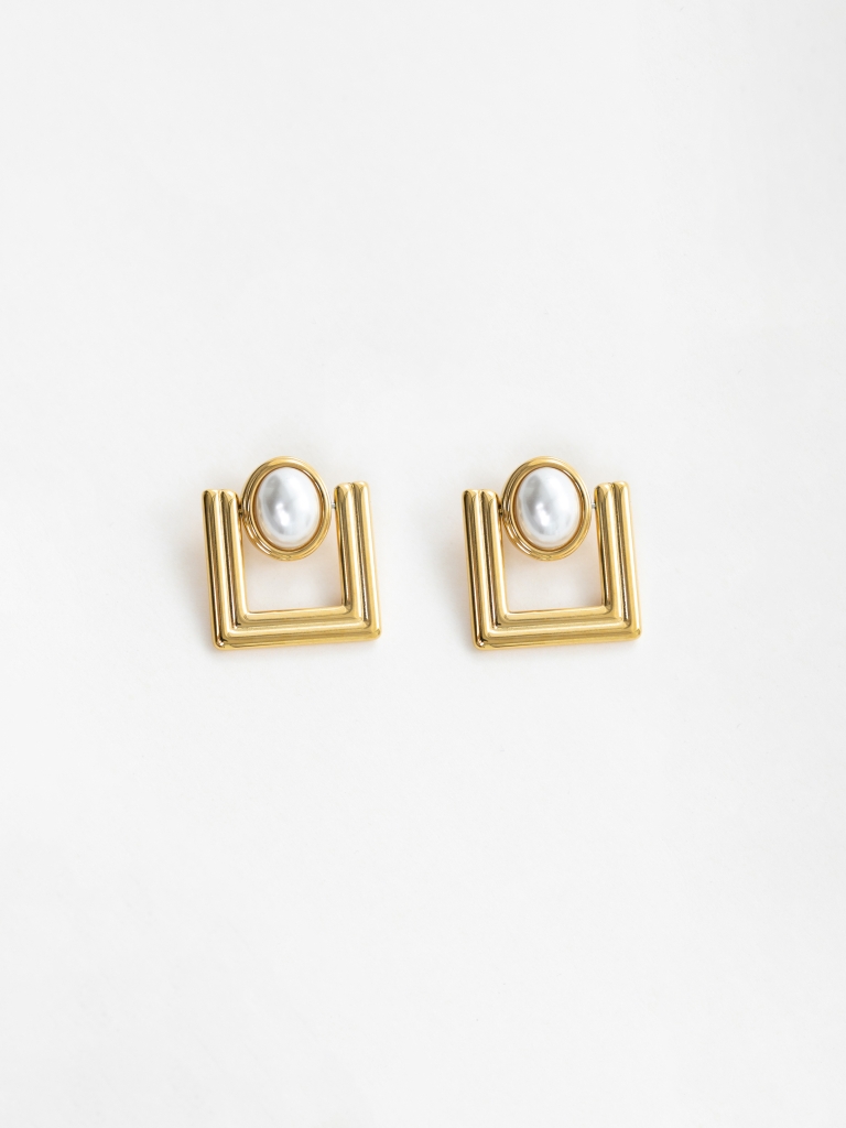 Square-shaped stud earrings with pearl inserts