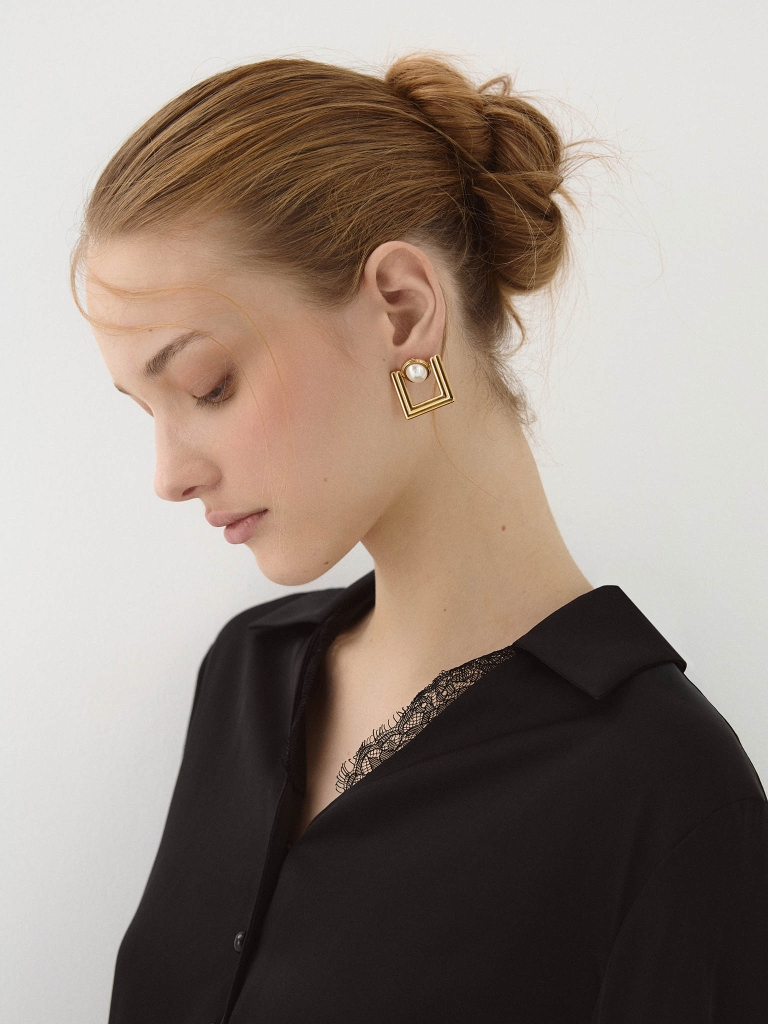 Square-shaped stud earrings with pearl inserts