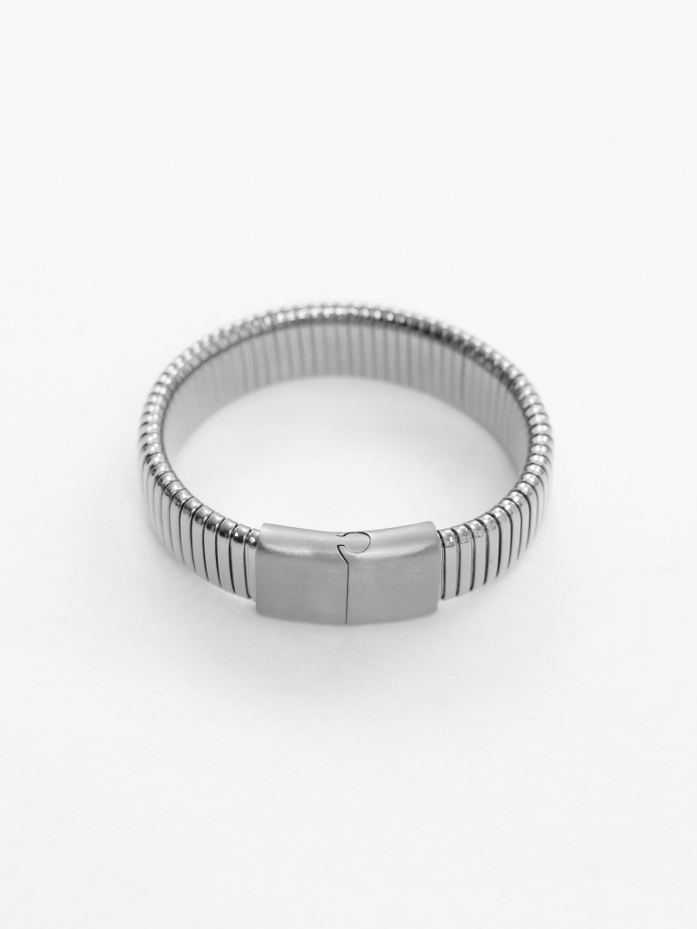 Breites Armband mit gerippter Struktur