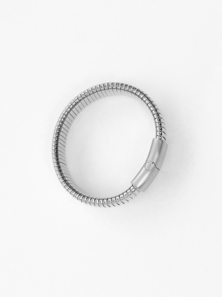 Breites Armband mit gerippter Struktur