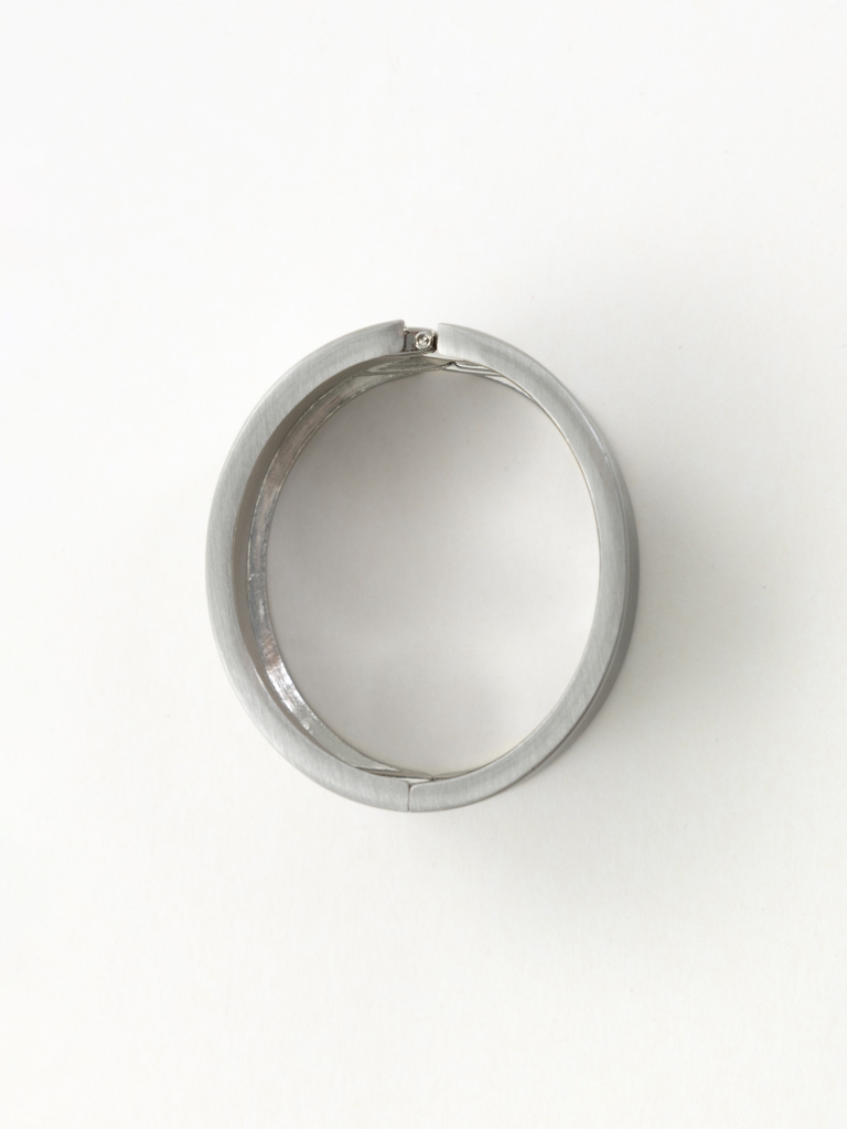 Rundes Armband aus mattem Metall
