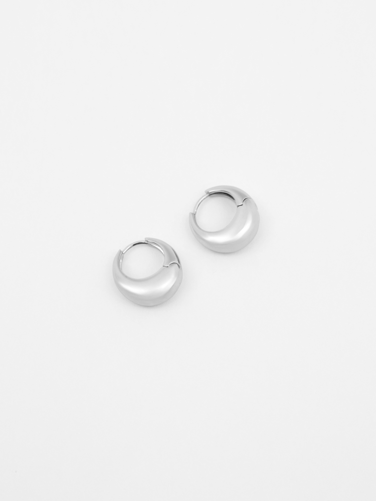 Hollow hoop earrings in smooth metal