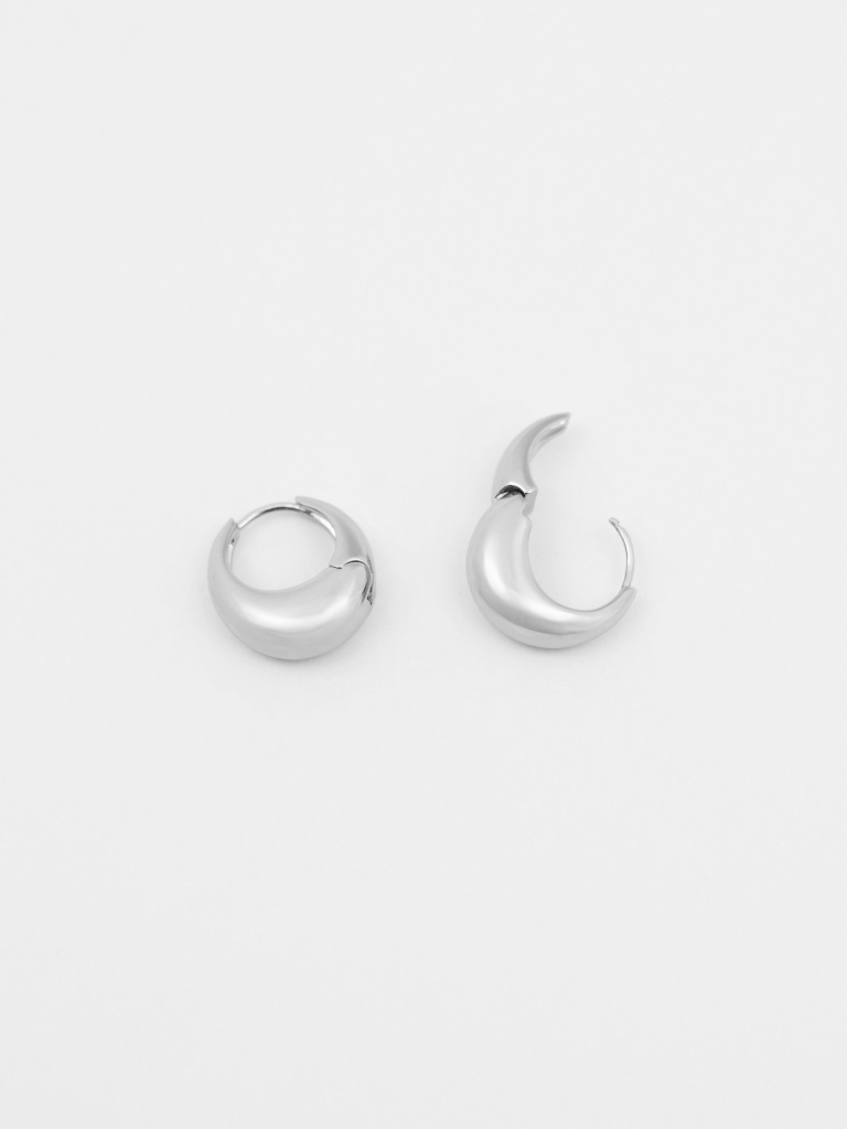 Hollow hoop earrings in smooth metal