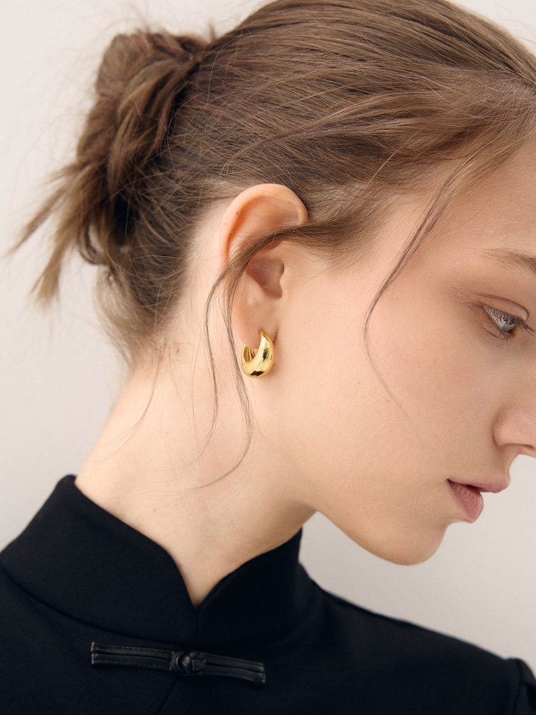 Hollow hoop earrings in smooth metal
