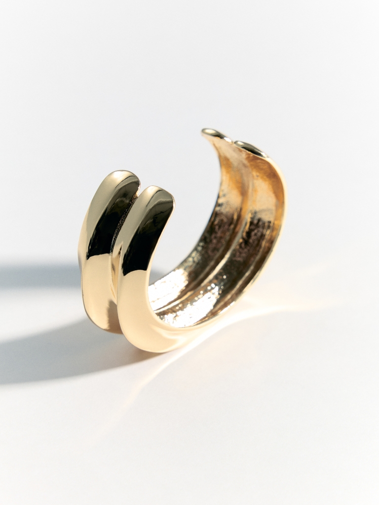 Ribbed round bracelet in smooth metal