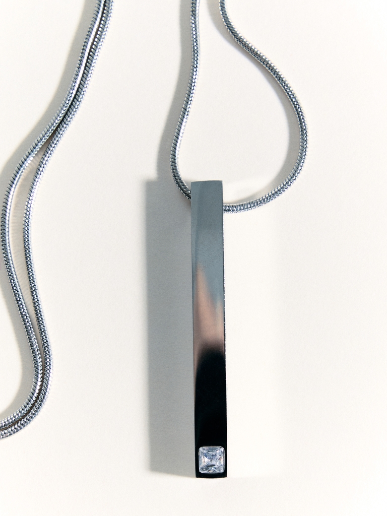 Lange Kette mit rechteckigem Anhänger