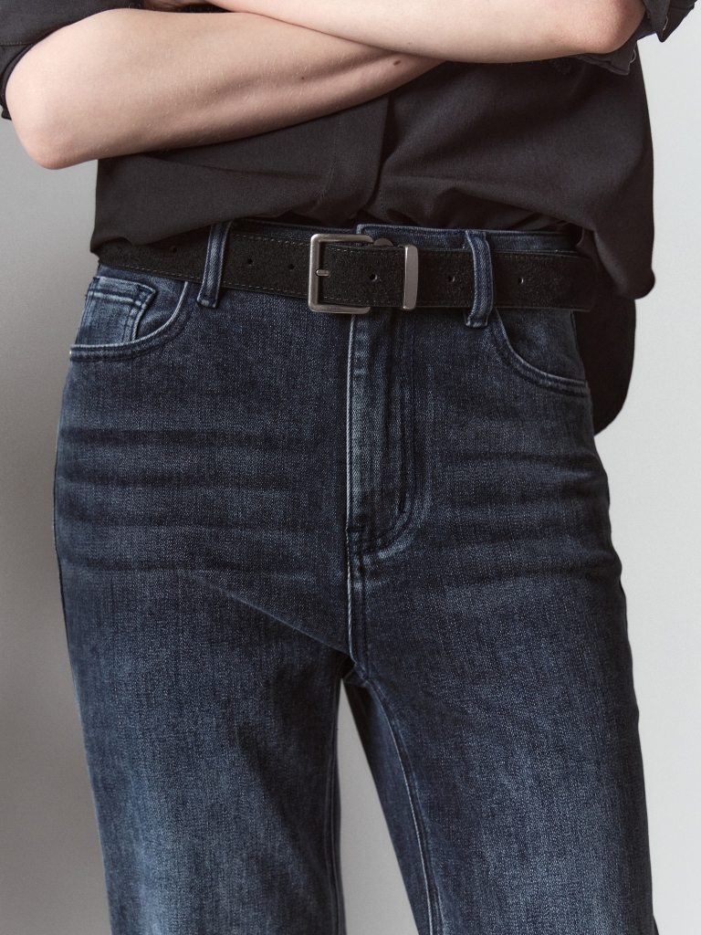 Genuine suede belt with a rectangular buckle