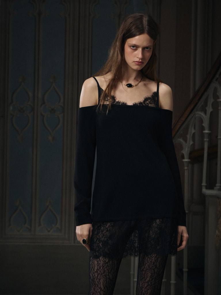 Jersey longsleeve with lace trim on the shoulders and hem