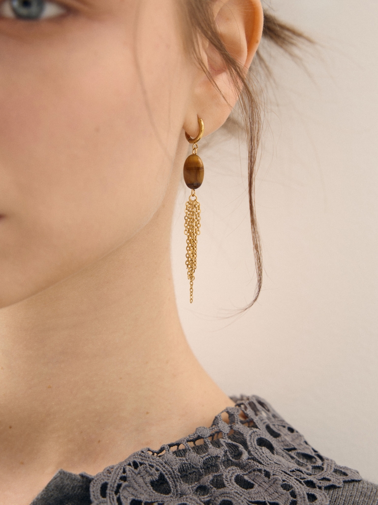 Hoop earrings with chain pendants