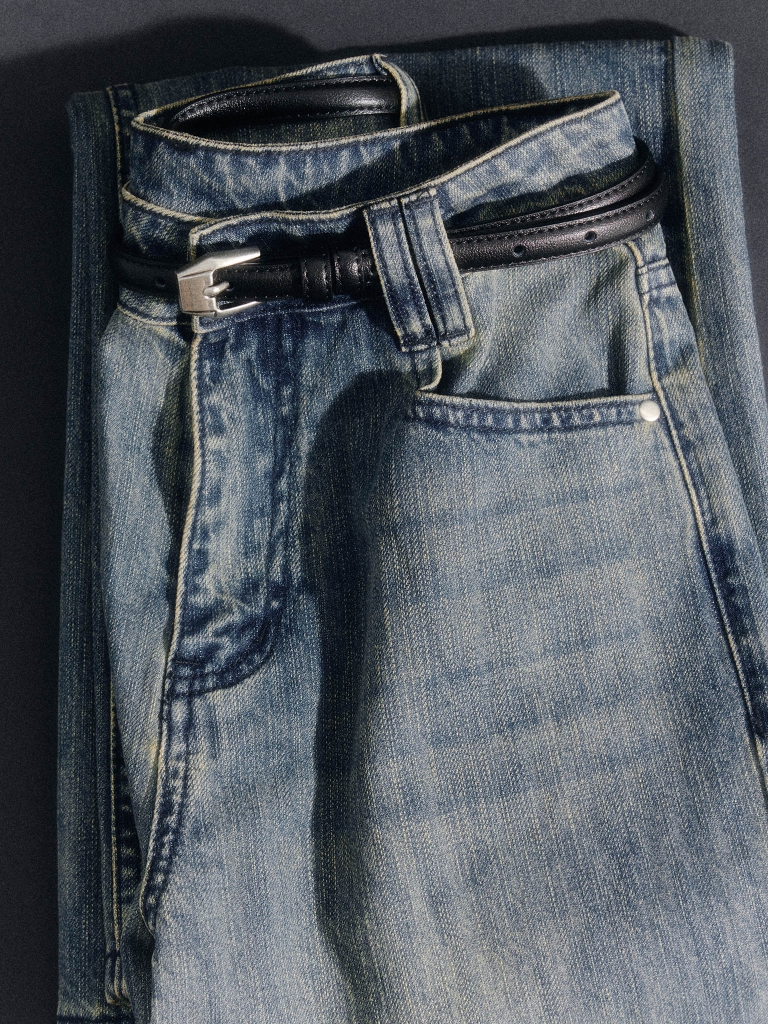 Thin belt with a decorative buckle