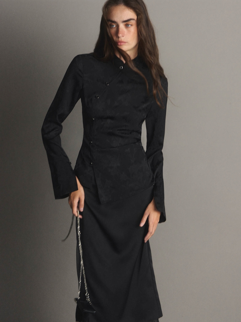 Blouse à motifs floraux et fermeture asymétrique