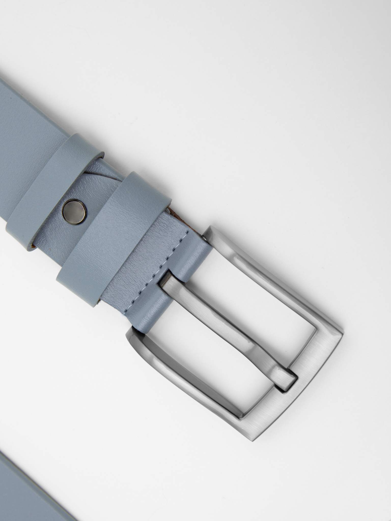 Широкий ремень с металлической пряжкой