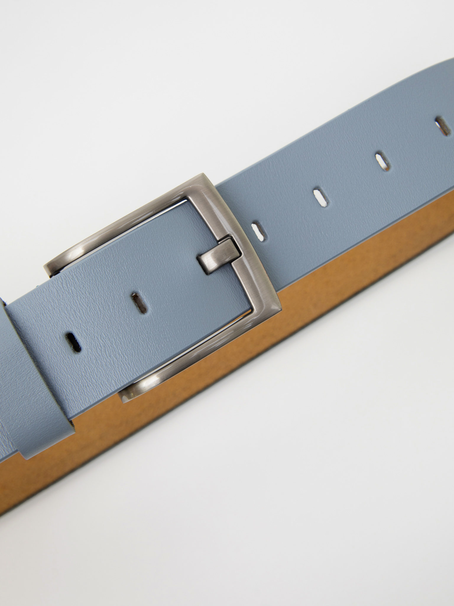 Широкий ремень с металлической пряжкой