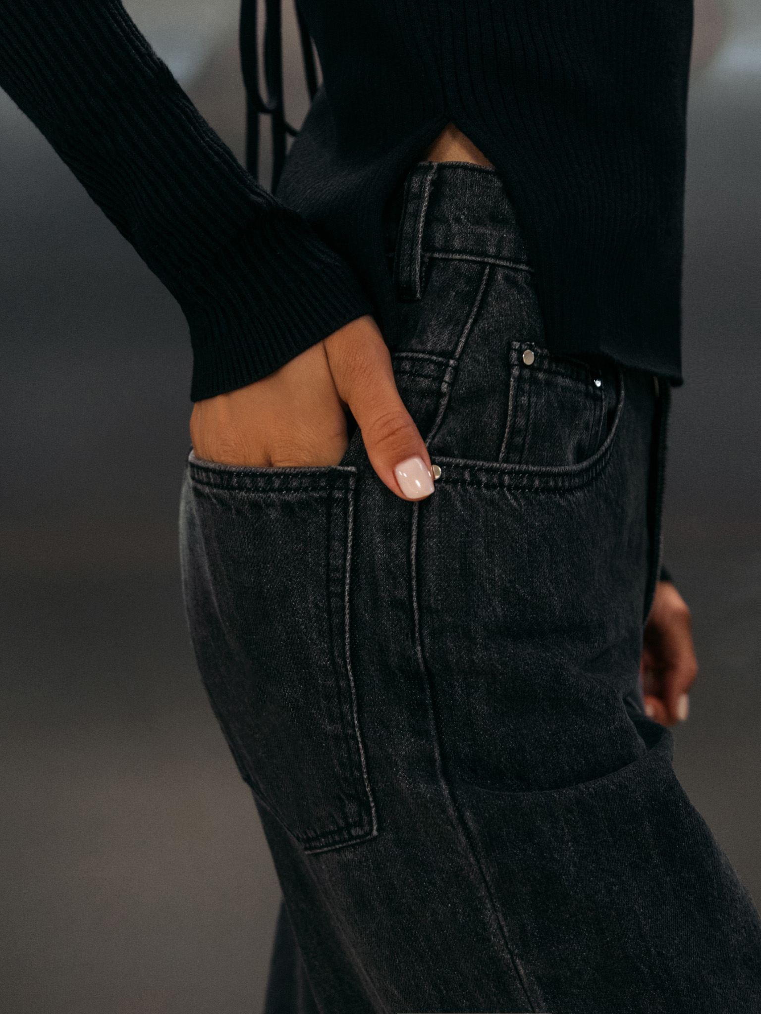 Flared high-slit jeans