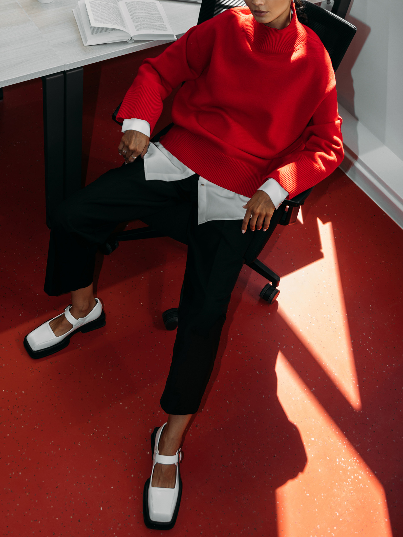 Трикотажный свитер свободного кроя